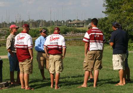 A few of the college anglers talk with Elite Series pro Greg Hackney about how to fish a river. 