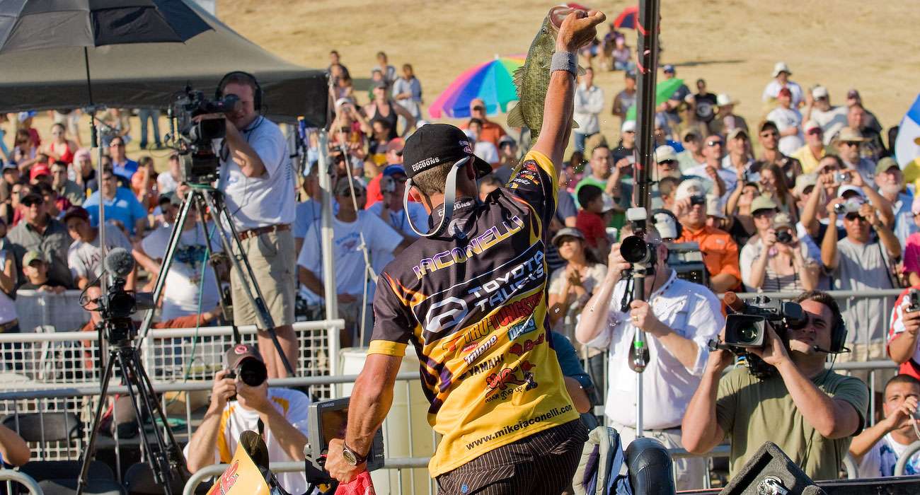 The only thing Iaconelli knows how to do better than fish is play to the crowd. He pulls his best bass out of the livewell before weighing in 20 pounds, 5 ounces on the final day.