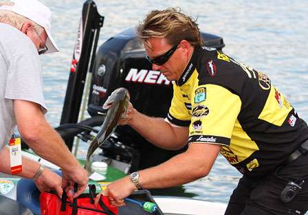 Skeet Reese unpacks his limit at the dock before the weigh-in on Day Four.
