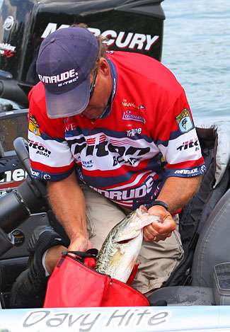 The 2006 champion on Clarks Hill, Davy Hite, loads his fish before weighing in and finishing second.