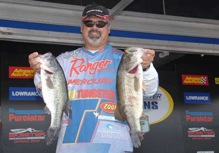 Peter Thliveros scrapped everything he learned in practice and boated 20 pounds Thursday to hold third place. Thliveros won the season-opening Southern Open on the St. Johns River.