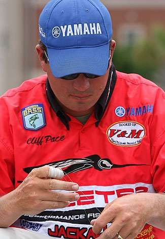 Cliff Pace concentrates on a knot, which is made harder to tie by his bum finger.