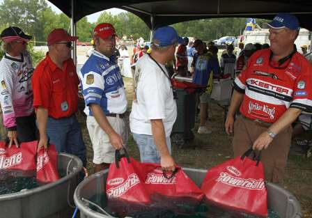 Former Toyota Tundra Bassmaster Angler of the Year Mark Davis (far right) entertains fellow anglers at the weigh-in.