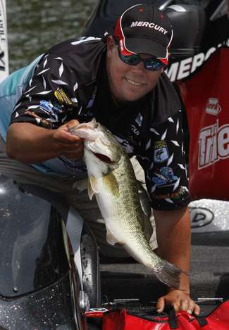 Chris Lane shows off the best bass out of his 10 pound, 5 ounce bag on Day Two.