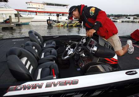 Edwin Evers gets his boat ready.
