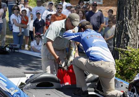 The crowd watches as Brian Snowden puts a fish in a bag held by co-angler Brian Pervis.