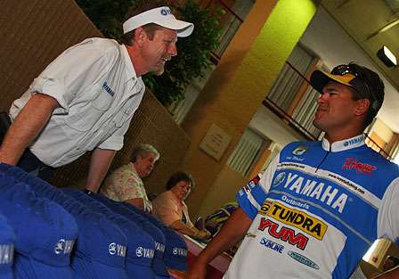 Dave Wolak talks with Yamaha's Tournament and Pro Staff Manager, Dave Ittner, at registration; Yamaha is one of Wolak's corporate sponsors.