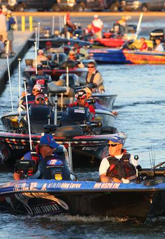 An early flight of boats lines up behind Denny Brauer and co-angler Jimmy Sparks.