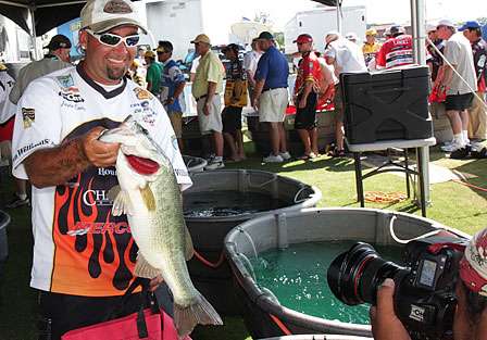 Jason Quinn gets in on the big-bite action today with this Wheeler Lake bass. He starts Saturday in 33rd place.