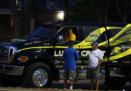 Jimmy Sparks and Tommy Swindle talk with 2007 Toyota Tundra Bassmaster Angler of the Year Skeet Reese in the parking lot of the launch area on Day Three of the Southern Challenge presented by Advance Auto Parts.