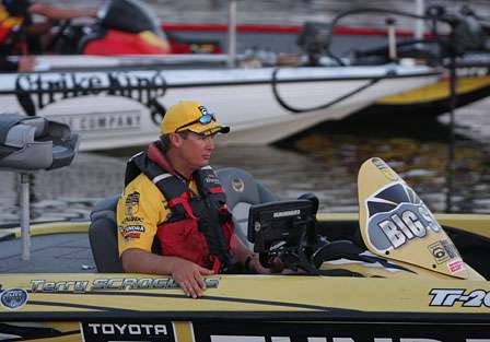 Terry Scroggins idles past Mark Menendez and Kevin VanDam as they talk in Ingall's Harbor before line up.