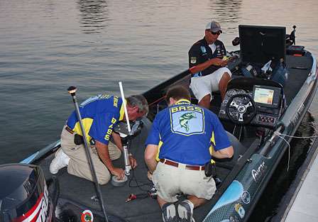 Jeremy Starks makes final lure selections as BASS officials place cameras on the rear deck of his boat. The top two boats will have onboard cameras streaming video at Bassmaster.com.