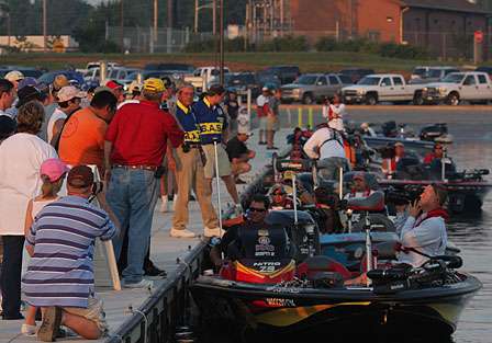 Fans line up along the dock as the field prepares to depart.