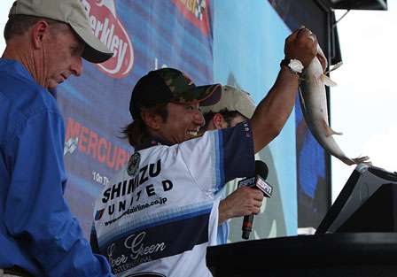 Morizo Shimizu shows the fans his largest fish for the day, which helped him to a total weight of 61 pounds, 3 ounces â finishing seventh, an ounce ahead of Matt Reed.