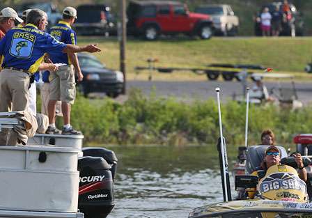 Terry 'Big Show' Scroggins reaches for the check-in pill thrown by BASS officials.