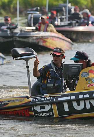 Mike Iaconelli gives a thumbs-up to the crowd gathered to watch the morning launch of the Bluegrass Brawl.
