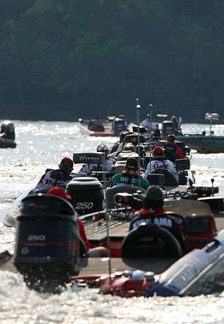 A full field of Elite Series anglers and their co-anglers begin to idle from the no-wake zone in Kentucky Dam Marina.