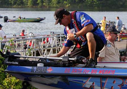 Grant Goldbeck cleans the glass on his electronics just prior to launching on Day One of the Bluegrass Brawl.