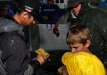 Michael Iaconelli signs autographs for young fans backstage. He would finish the Bluegrass Brawl in 63rd place.