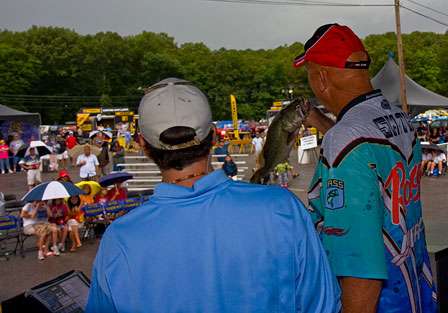 Dave Smith holds up a Kentucky Lake bruiser which would help him to an eleventh place finish.

