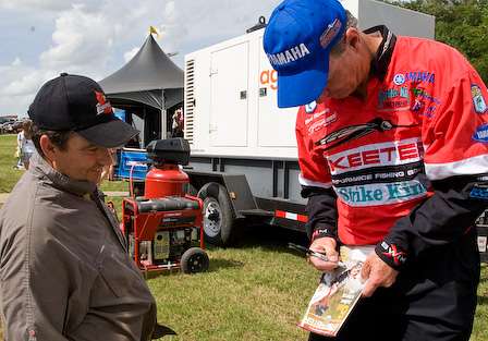 Elite Series fan Tom Kern had Mark Menendez sign his copy of Bassmaster magazine with Menendez featured on the cover.