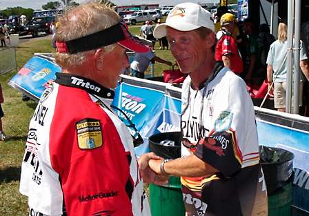 Kevin Wirth (right) congratulates Steve Daniel on making the cut. Daniel's 34 pounds was good enough for ninth place going into the final day.