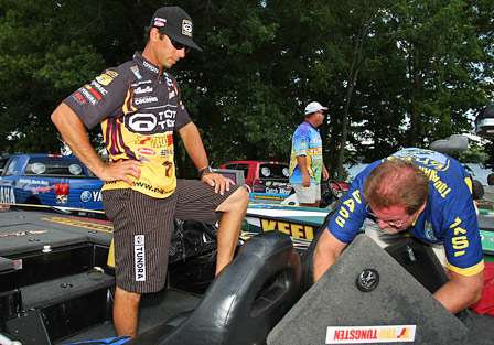 BASS official Max Leatherwood measures the fish caught by Mike Iaconelli on Day Four.