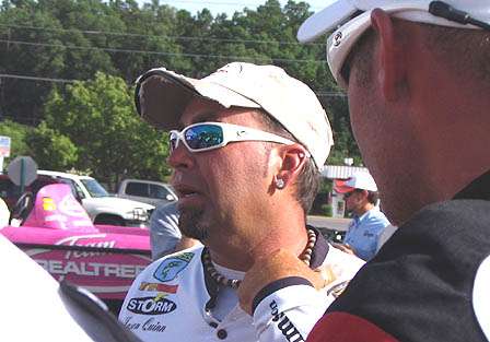 Elite Series pro Jason Quinn speaks with college anglers at the event.