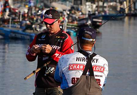 Mark Tucker makes final adjustments to gear as he speaks with fellow pro and local angler Paul Hirosky.