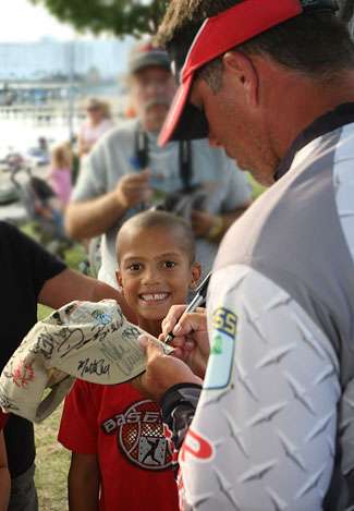 An eager Elite Series fan gets an autograph from Elite Series pro Billy Brewer. 