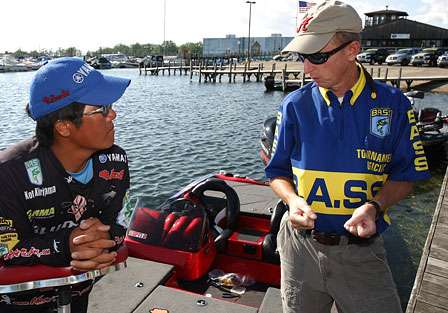 BASS Tournament Director Trip Weldon explains to a very nervous Kotaro Kiriyama how the final weigh-in will proceed. Kiriyama was on the opposite end of the dock from the other leaders and had no idea what each angler had caught on Day Four.  