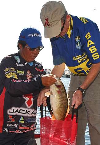 With only Aaron Martens waiting to go on stage, Trip Weldon gives go-ahead for Kiriyama to sack his fish. 