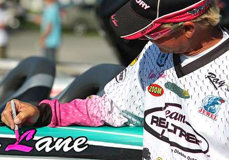 Only Kevin Short carries a pink Sharpie amongst the Elite Series pros. Short adds a little of his favorite color to the graphics on the side of Chris Lanes boat.