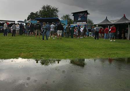 Despite waves of rain during the Day One weigh-in of the Champions' Choice, fans gathered around the stage to watch Elite Series pros bring their fish to the scales.