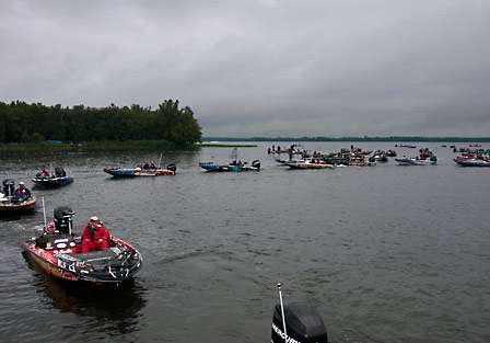 Flights of boats begin to line up in the launch order to circle past the inspection process.