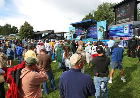 A crowd begins to gather to watch the Day Two weigh-in of the Champion's Choice.