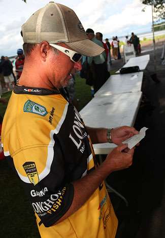 Jeff Kriet checks out his final tally from BASS officials after the Day Two weigh-in. Kriet is tied for 47th place with 23 pounds, 13 ounces.  