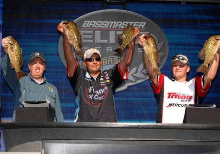Kyle Harrigan, winner of the boater division of the JWC, holds up his winning catch with Elite pro Jeremy Starks and Tournament Director Chris Bowes.
