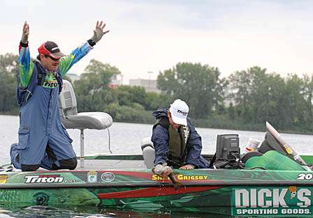 Elite pro Shaw Grigsby cheers as JWC angler Blaine Newman of Montana lands a smallmouth.  Newman finished 7th in the non-boater division with 12-15.