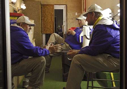 Tournament director Jon Stewart (center) and BASS officials Pee Wee Powers (left) and Max Leatherwood consider their options before canceling Day One at the launch site.