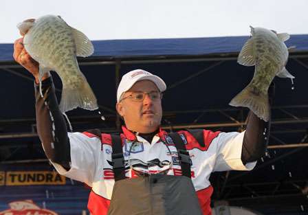 Federation Nation Champion Bryan Schmidt pulls his fish from the live well for the final weigh in in Kansas.