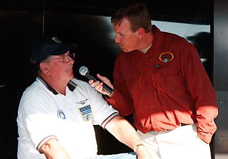 BASS Tournament Director Chris Bowes talks to Donnie Dodd as he sits in the hot seat.