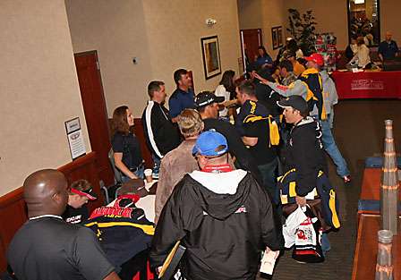 The last of the Elite Series pros make their way through the sponsor booths prior to the mandatory anglers meeting.