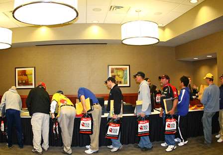 Competing anglers begin to line up to register for the 2009 Classic.
