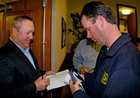 Kevin VanDam presents his Louisiana fishing license to BASS Tournament Manager, John Stewart.
