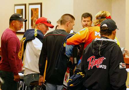 After registering for the Bassmaster Classic, anglers line up for gift bags from sponsors.
