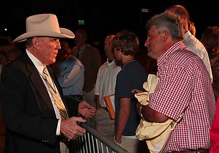 Ray Scott stepped from the red carpet to greet fans and sign autographs before entering the dinner and ceremonies.