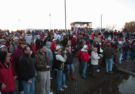 Fans filled the whole launch area on Day One of the 2009 Bassmaster Classic.