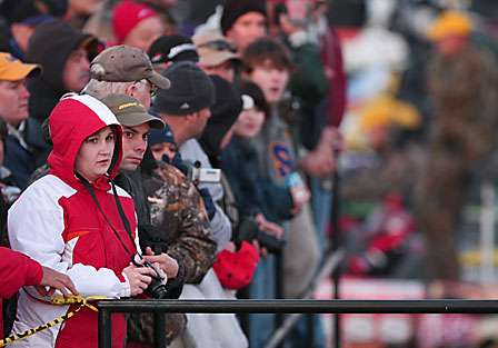 Fans braved the cold temperatures to watch their favorite anglers kick off the 200 Bassmaster Classic.