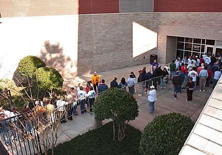 At the first day weigh-in of the 2009 Bassmaster Classic, BASS life members and fans gathered at the entrance in an orderly manner.
